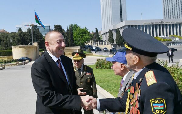 Президент Ильхам Алиев принял участие в проведенной в Баку церемонии по случаю 9 Мая – Дня Победы - Sputnik Азербайджан