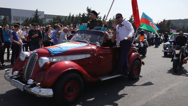 В День Победы на Победе - видео пробега ретро-автомобилей в Баку - Sputnik Азербайджан