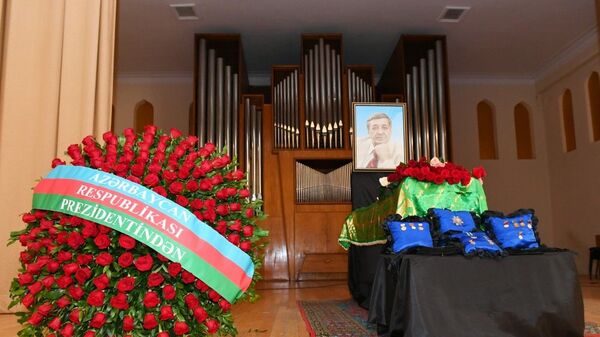 Президент Ильхам Алиев принял участие в церемонии прощания с выдающимся композитором Арифом Меликовым - Sputnik Азербайджан