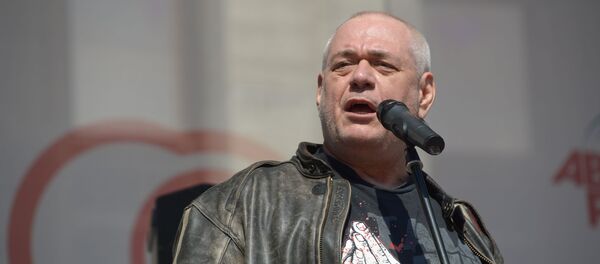 Главный редактор радиостанции Говорит Москва Сергей Доренко выступает на Московском мотофестивале-2018 в Москве - Sputnik Азербайджан