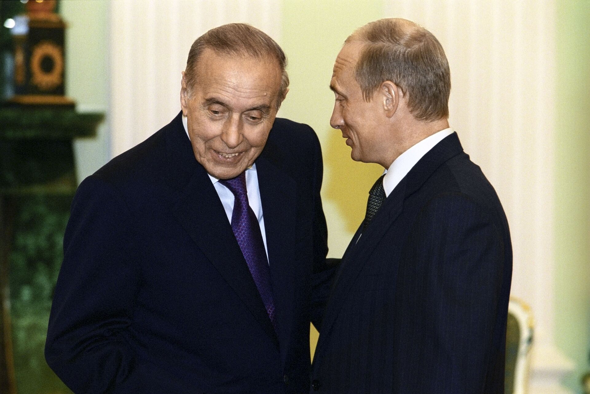 Президент России Владимир Владимирович Путин (справа) и Президент Азербайджана Гейдар Алиев (слева) - Sputnik Азербайджан, 1920, 10.05.2024
