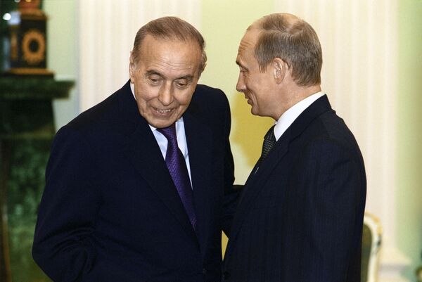 Президент России Владимир Владимирович Путин (справа) и Президент Азербайджана Гейдар Алиев (слева) - Sputnik Азербайджан