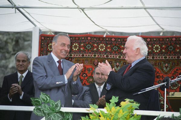 Президент Азербайджана Гейдар Алиев и президент Грузии Эдуард Шеварднадзе (справа) во время встречи на грузино-азербайджанской границе на Красном мосту, 1998 год - Sputnik Азербайджан