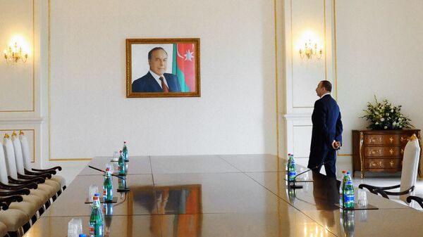 Президент Азербайджана Ильхам Алиев у портрета своего отца, прежнего президента Азербайджана Гейдара Алиева в президентской резиденции Загульба в Баку - Sputnik Azərbaycan