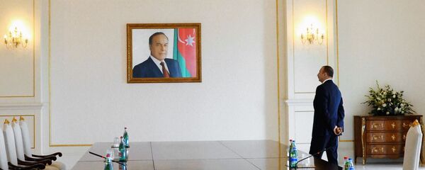 Президент Азербайджана Ильхам Алиев у портрета своего отца, прежнего президента Азербайджана Гейдара Алиева в президентской резиденции Загульба в Баку - Sputnik Азербайджан