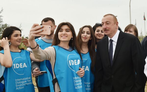 Президент Азербайджанской Республики Ильхам Алиев, первая леди Мехрибан Алиева и члены семьи приняли участие в акции по посадке деревьев, посвященной дню рождения великого лидера Гейдара Алиева - Sputnik Азербайджан