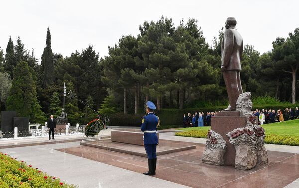 Президент Азербайджана Ильхам Алиев и первая леди Мехрибан Алиева посетили могилу общенационального лидера Гейдара Алиева - Sputnik Азербайджан