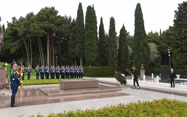 Президент Азербайджана Ильхам Алиев и первая леди Мехрибан Алиева посетили могилу общенационального лидера Гейдара Алиева - Sputnik Азербайджан