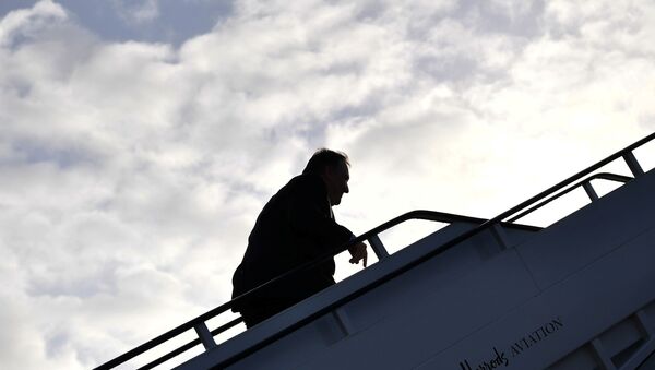Госсекретарь США Майк Помпео садится на самолет - Sputnik Azərbaycan