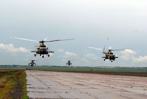 Hərbi helikopterlərimiz Türkiyəyə uçdu Hərbi helikopterlərimiz Türkiyəyə uçdu - Sputnik Azərbaycan