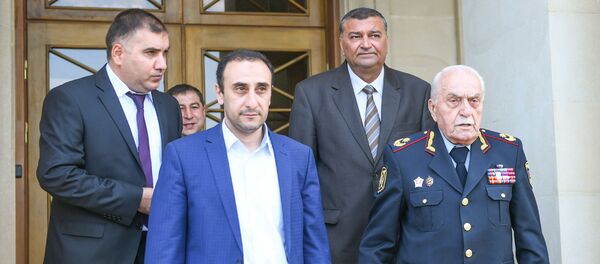 Директор Центра истории Кавказа Ризван Гусейнов и Генерал-майор Кямиль Мамедов - Sputnik Азербайджан