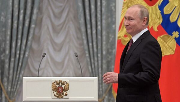 Президент РФ Владимир Путин на церемонии вручения медалей Герой Труда Российской Федерации - Sputnik Азербайджан