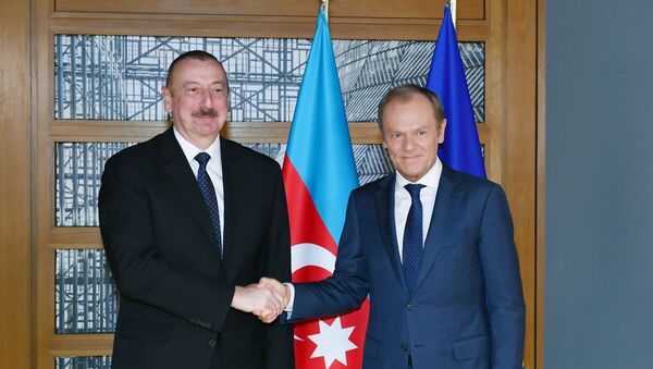 Президент Азербайджана Ильхам Алиев встретился в Брюсселе с президентом Совета Европейского Союза Дональдом Туском - Sputnik Азербайджан