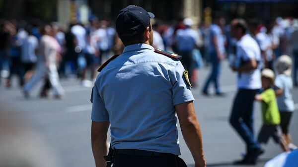 Сотрудник полиции в Баку - Sputnik Azərbaycan