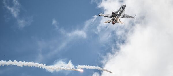 Истребитель F-16 над новым аэропортом Стамбула - Sputnik Азербайджан