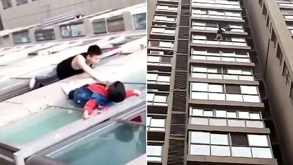 Ребенок прошел по карнизу 14-го этажа и выжил - Sputnik Азербайджан
