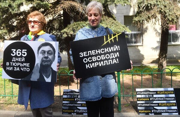 Акция в поддержку Вышинского прошла у посольства Украины в России Акция в поддержку Вышинского прошла у посольства Украины в России - Sputnik Азербайджан
