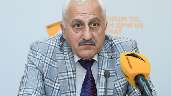 Советник ректора Бакинского государственного университета по международным связям, профессор Чингиз Исмаилов - Sputnik Азербайджан
