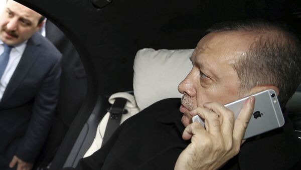 Президент Турции Реджеп Тайип Эрдоган во время телефонного разговора, фото из архива - Sputnik Азербайджан