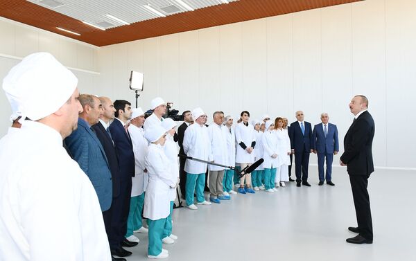 Президент Азербайджана Ильхам Алиев принял участие в открытии завода по производству шприцев Diamed Co в Пираллахинском промышленном парке - Sputnik Азербайджан