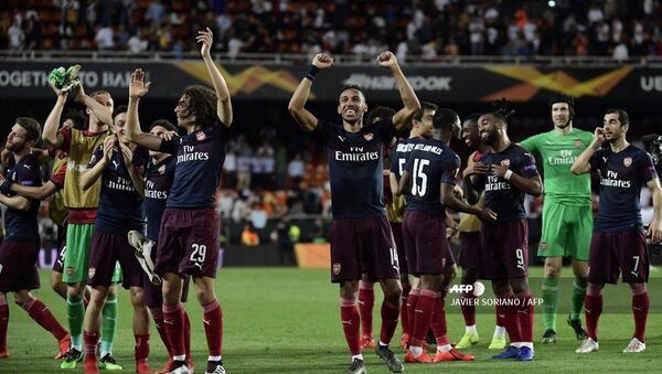 Игроки Арсенала празднуют выход в финал по окончании полуфинального матча второго этапа Лиги Европы УЕФА по футболу - Sputnik Azərbaycan