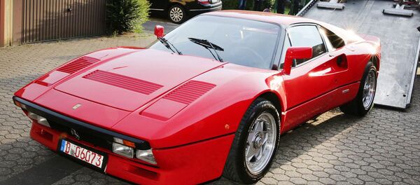 Угнанный автомобиль Ferrari 288 GTO на эвакуаторе - Sputnik Азербайджан