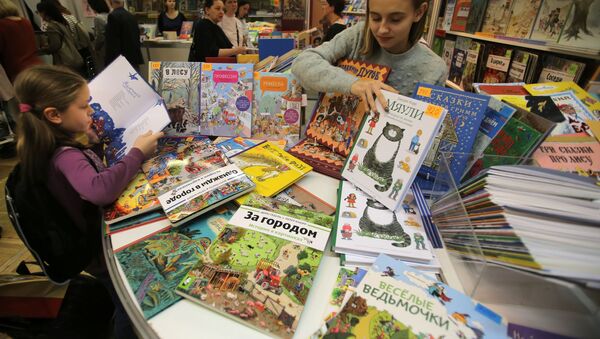 Отдел детской литературы в магазине - Sputnik Азербайджан