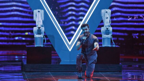 Чингиз Мустафаев из Азербайджана исполняет песню Правда во время второго полуфинала 64-го конкурса Евровидение-2019 в Тель-Авиве - Sputnik Azərbaycan