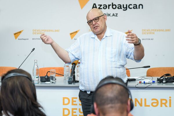 Руководитель учебных программ Международного информационного агентства Россия сегодня Олег Щедров - Sputnik Азербайджан