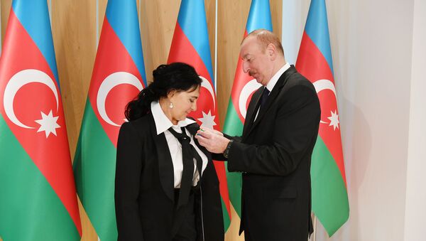 Азербайджанский лидер наградил Ирину Винер-Усманову орденом Достлуг - Sputnik Азербайджан