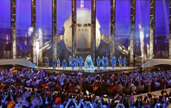 Израильская певица Нетта Барзилай, победительница Евровидения 2018, открывает Гранд Финал 64-го конкурса Евровидение 2019 в Тель-Авиве - Sputnik Азербайджан