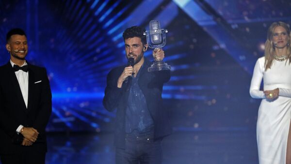 Дункан Лоуренс из Голландии празднует победу на 64-м Конкурсе Песни Евровидение 2019 в Тель-Авиве - Sputnik Азербайджан