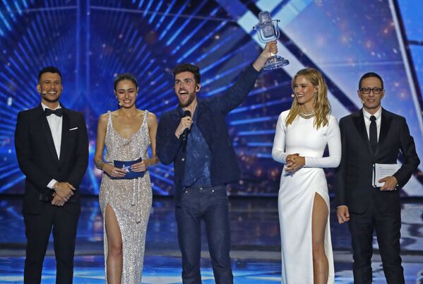 Дункан Лоуренс из Голландии празднует победу на 64-м Конкурсе Песни Евровидение 2019 в Тель-Авиве - Sputnik Азербайджан