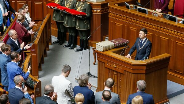 Избранный президент Украины Владимир Зеленский выступает во время церемонии инаугурации в зале парламента в Киеве, Украина - Sputnik Azərbaycan
