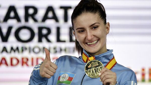 Азербайджанская каратистка Ирина Зарецкая празднует свою медаль - Sputnik Азербайджан