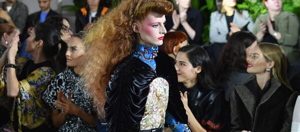 Модель на показе круизной коллекции Louis Vuitton 2020 Модель на показе круизной коллекции Louis Vuitton 2020 - Sputnik Азербайджан