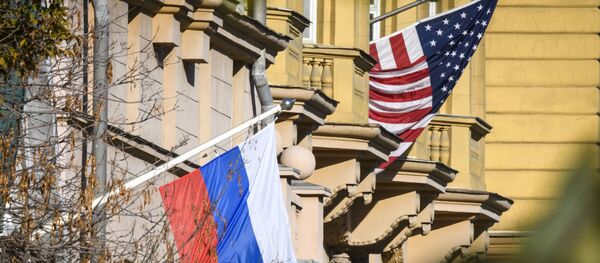 Рядом со зданием посольства США в Москве развевается российский флаг - Sputnik Азербайджан