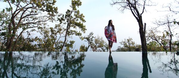 Девушка у бассейна в отеле Ananda in the Himalayas в Индии Девушка у бассейна в отеле Ananda in the Himalayas в Индии - Sputnik Азербайджан