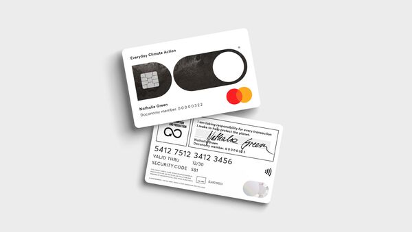 Банковская карта Mastercard DO Black Credit Card, оценивающая экологичность покупок - Sputnik Азербайджан