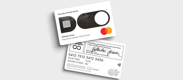Банковская карта Mastercard DO Black Credit Card, оценивающая экологичность покупок Банковская карта Mastercard DO Black Credit Card, оценивающая экологичность покупок - Sputnik Азербайджан