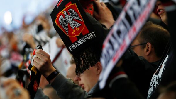 Поклонники Айнтрахта Франкфурт держат свои шарфы на стадионе перед полуфинальным матчем Лиги Европы  - Sputnik Азербайджан