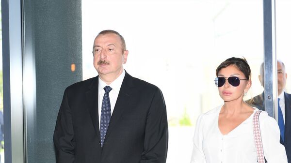 İlham Əliyev Təzəpir məscidinin qarşısındakı yeni bağın və Füzuli küçəsi boyunca salınan Mərkəzi Parkın açılışında iştirak edib - Sputnik Azərbaycan