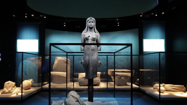 Греко-египетская статуя, входящая в экспозицию Клеопатра: поиски последней царицы Египта, выставлена в Калифорнийском научном центре в Лос-Анджелесе - Sputnik Азербайджан