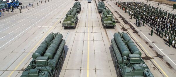 Зенитные ракетные системы С-400 во время репетиции парада Победы на военном полигоне Алабино - Sputnik Азербайджан