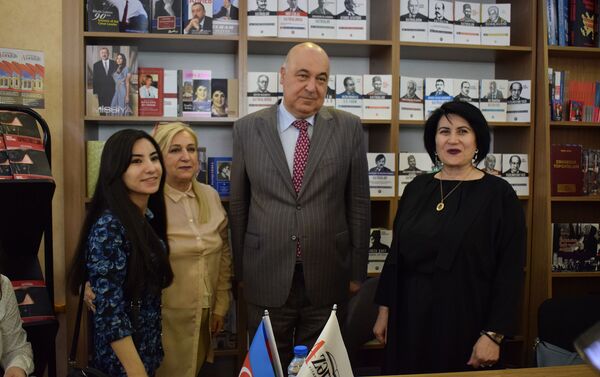 В книжном центре Azerkitab прошла презентация новой книги народного писателя Чингиза Абдуллаева Торжество хама - Sputnik Азербайджан