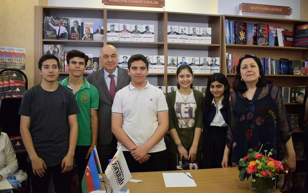 В книжном центре Azerkitab прошла презентация новой книги народного писателя Чингиза Абдуллаева Торжество хама - Sputnik Азербайджан