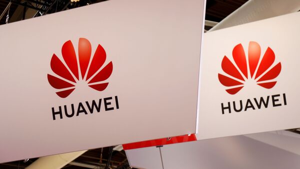 Логотип Huawei на собрании высокотехнологичных лидеров Viva Tech, в Париже, Франция - Sputnik Азербайджан