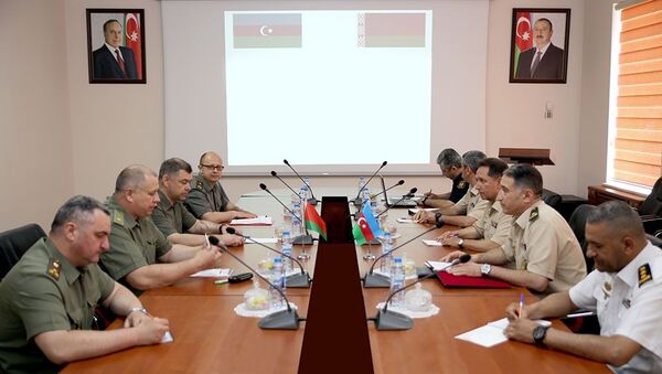 В Баку прошла рабочая встреча по сотрудничеству в области военной инспекции между Азербайджаном и Беларусью - Sputnik Азербайджан