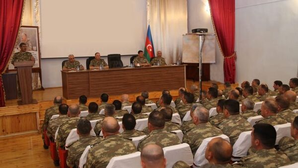 Министр обороны провел служебное совещание по итогам широкомасштабных учений - Sputnik Азербайджан