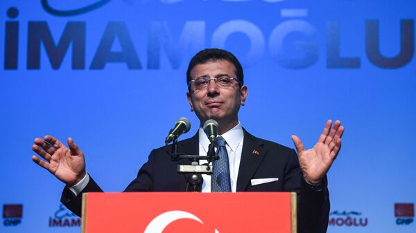 Кандидат от турецкой оппозиции в Стамбуле повторно баллотируется на выборах мэра, Экрем Имамоглу выступает на сцене во время своей повторной встречи по координации политической кампании - Sputnik Azərbaycan